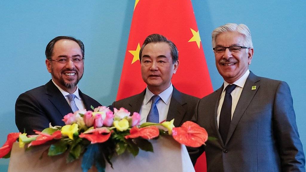 Chinas Aussenminister Wang Yi (M) mit seinen Kollegen aus Pakistan, Khawaja Muhammad Asif (r), und Salahuddin Rabbani aus Afghanistan