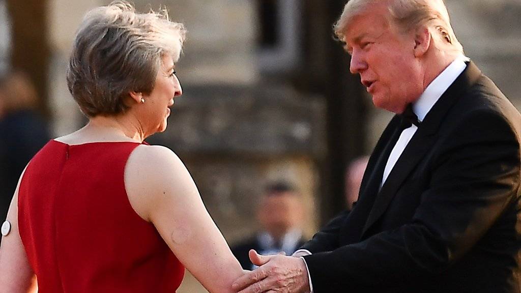 US-Präsident Donald Trump hat in einem Interview die sanfte Brexit-Strategie der britischen Premierministerin Theresa May kritisiert.