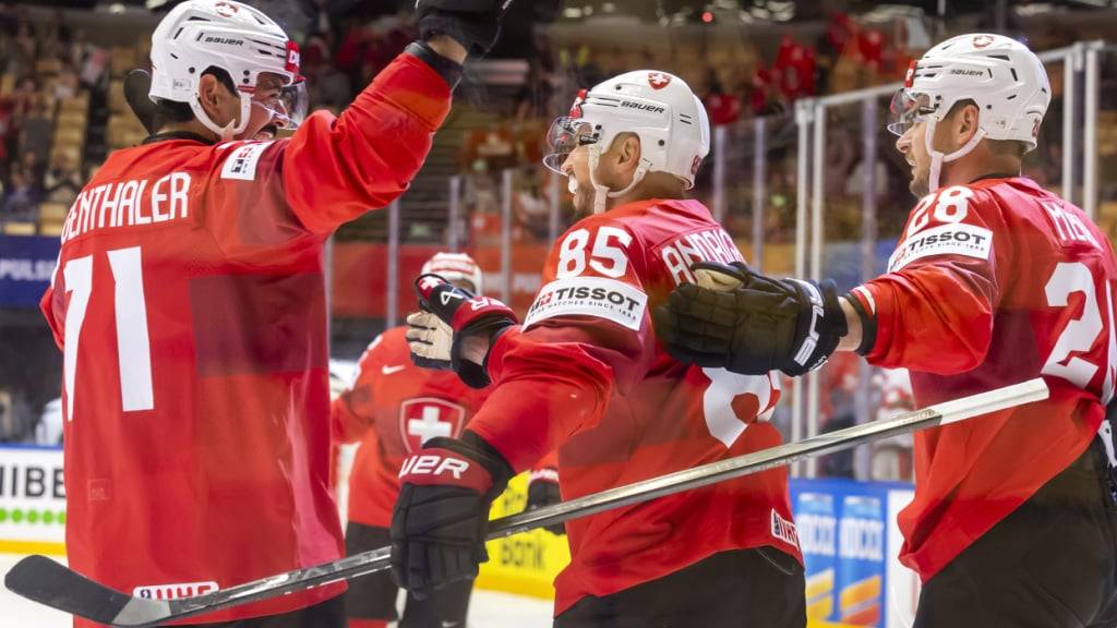 Umjubelt und dankbar: der vierfache Torschütze Sven Andrighetto (m.) mit seinen Teamkollegen Jonas Siegenthaler (li.) und Timo Meier