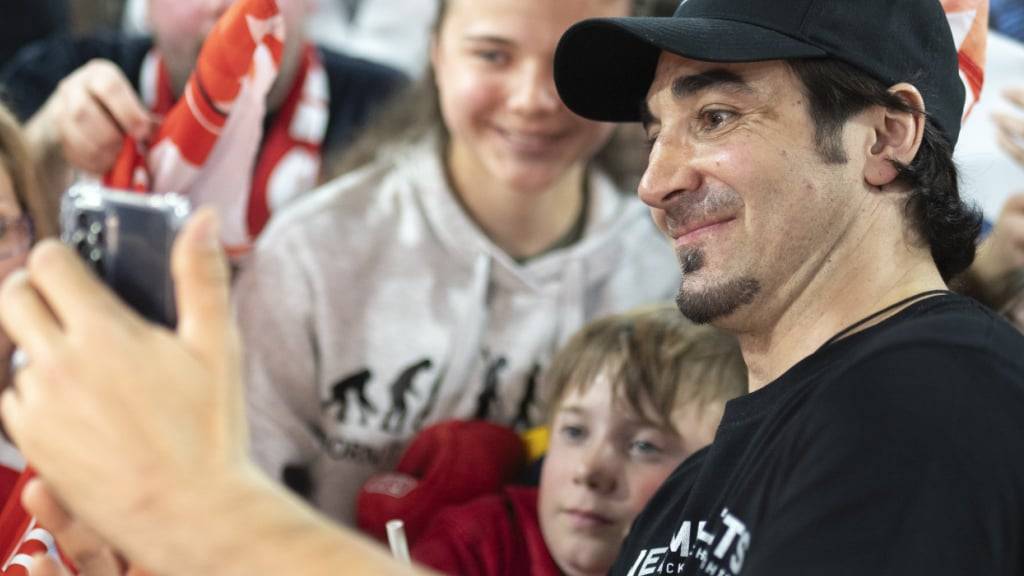 Andres Ambühl musste beim Empfang in Kloten Tränen wegdrücken - konnte später aber auch wieder lächeln