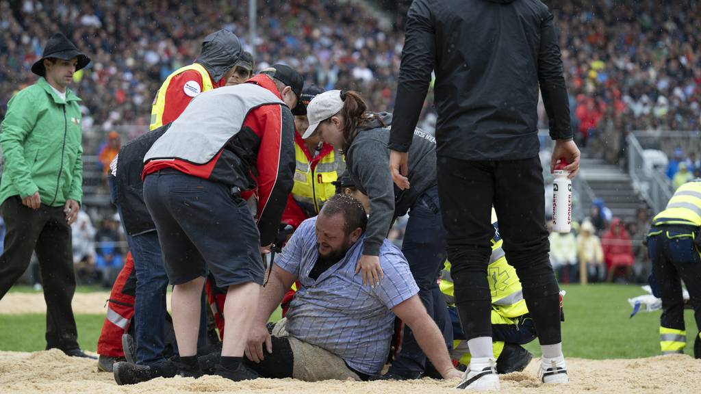 Jubiläumsschwingfest 2024 // Sven Schurtenberger, Mitte, wird verletzt abtransportiert nach seinem vierten Gang gegen Adrian Walther, rechts, hilft beim Eidgenoessischen Jubilaeumsschwingfest, am Sonntag, 8. September 2024, in Appenzell. Der Eidgenoessische Schwingerverband begeht mit diesem Fest sein 125 Jahr-Jubilaeum