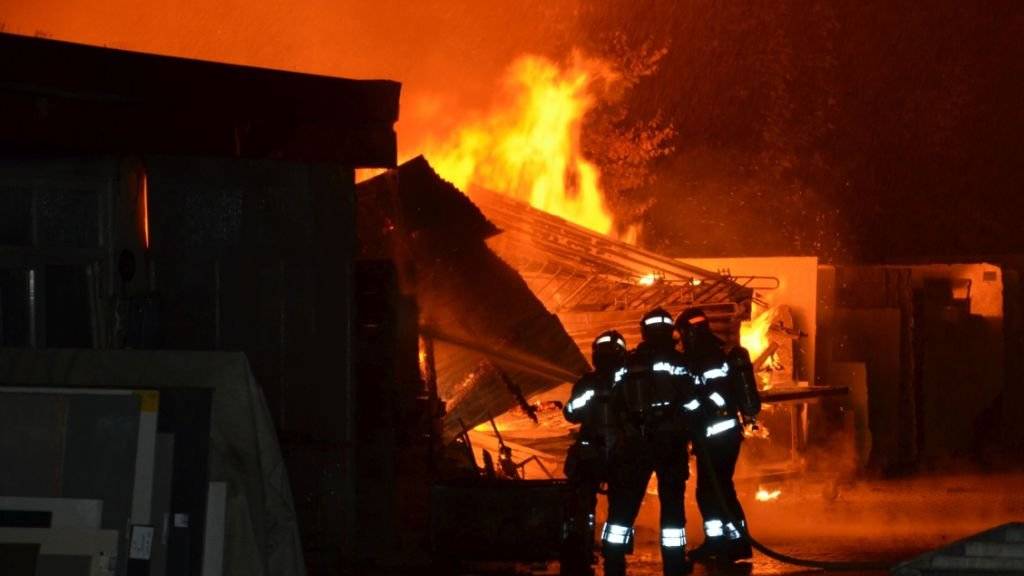 In Birsfelden brennt ein Gerätehaus eines Unternehmens komplett ab.