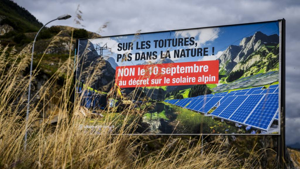 Ein Abstimmungsplakat der Gegner von grossen Solarkraftwerken in den Alpen.
