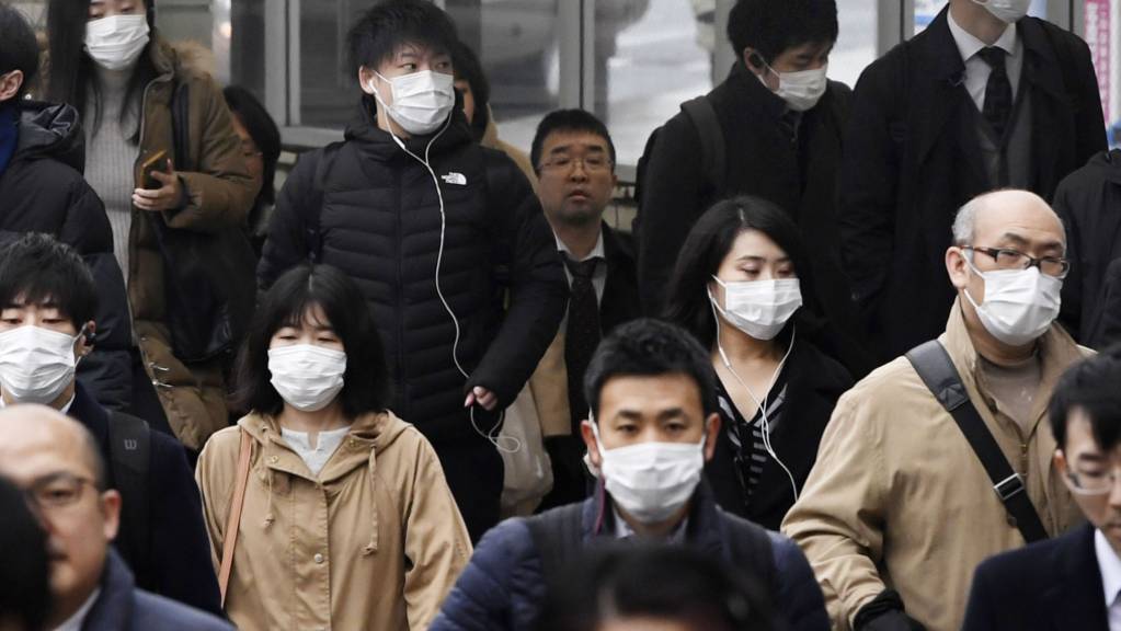 Ein chinesischer Lungenspezialist erwartet, dass das Coronavirus in einer Woche seinen Höhepunkt erreicht haben wird. Bis dahin ist der Mundschutz ein probates Mittel gegen eine Ansteckung.