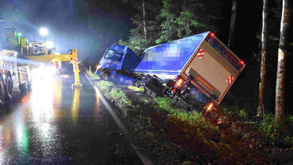 News: Lastwagenunfall, Schwerverletzter, Hoher Kasten