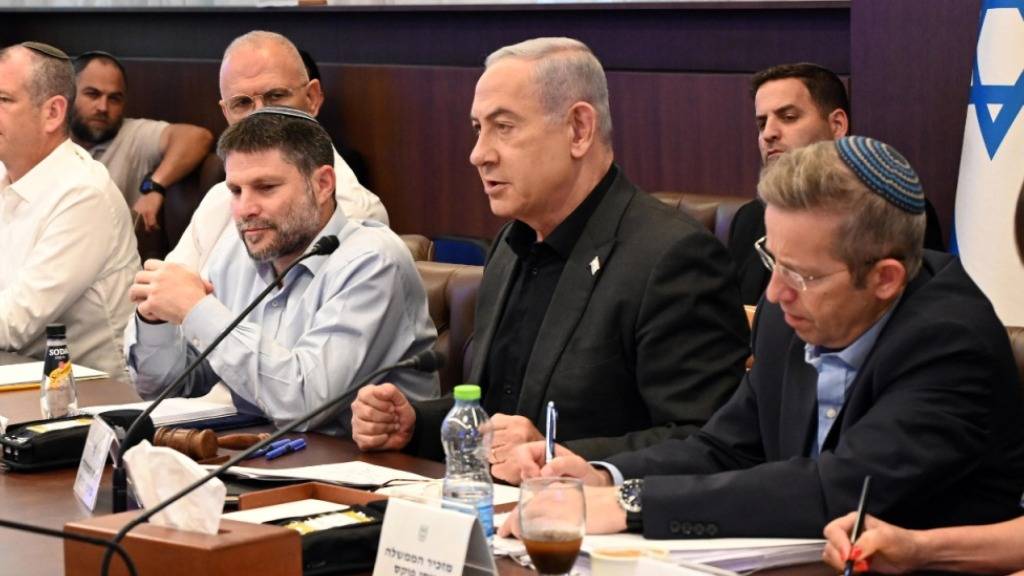 HANDOUT - Benjamin Netanjahu (M), Ministerpräsident von Israel, nimmt an einer Sitzung des sozioökonomischen Kabinetts unter dem Vorsitz von Bezalel Smotrich (Mitte l), teil. Foto: Haim Zach/GPO/dpa - ACHTUNG: Nur zur redaktionellen Verwendung und nur mit vollständiger Nennung des vorstehenden Credits