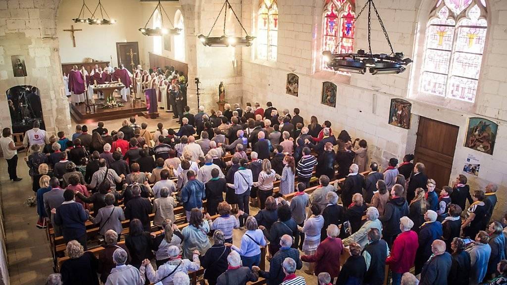 Mehrere Hundert Gläubige nahmen an der Messe in der Kirche von Saint-Étienne-du-Rouvray teil.