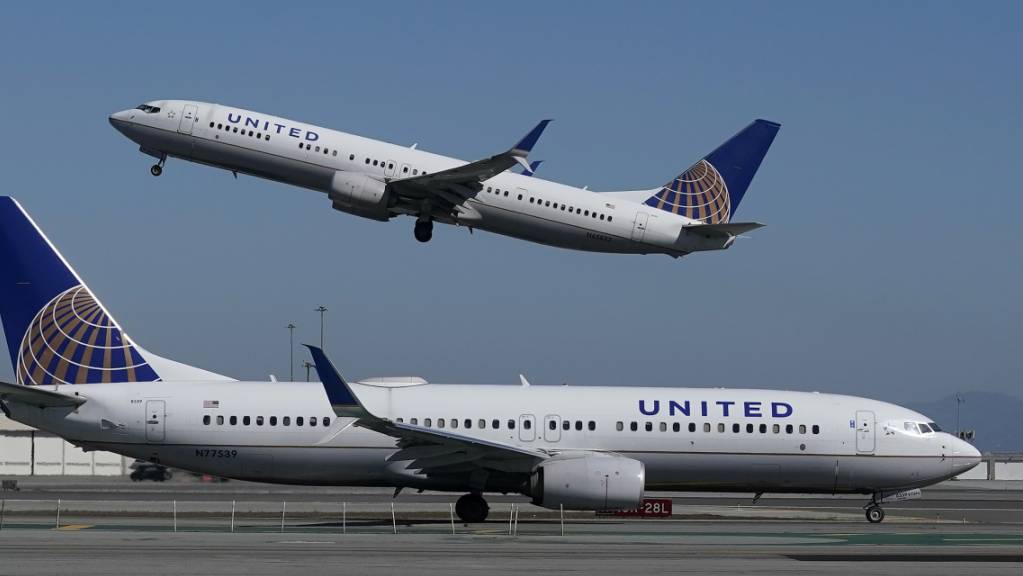 Die US-Fluggesellschaft United Airlines  rechnet nach einem hohen Verlust im ersten Quartal 2022 mit einer rasanten Erholung im Sommer. (Archivbild)