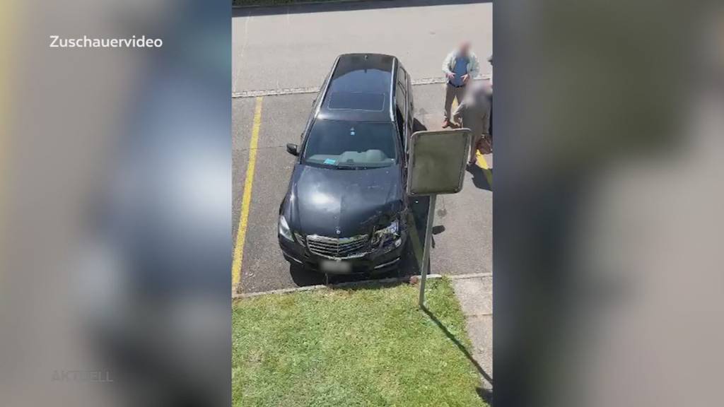Gas statt Bremse: 81-jähriger Autofahrer kracht in ein Mehrfamilienhaus