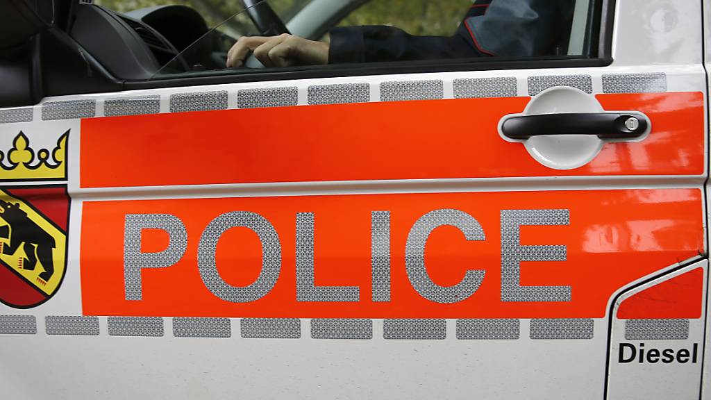 Ein Mann ist im Bahnhof Lengnau BE von einem Zug erfasst worden. Die ausgerückten Einsatzkräfte konnten nur noch den Tod des Verunfallten feststellen. (Archivbild)