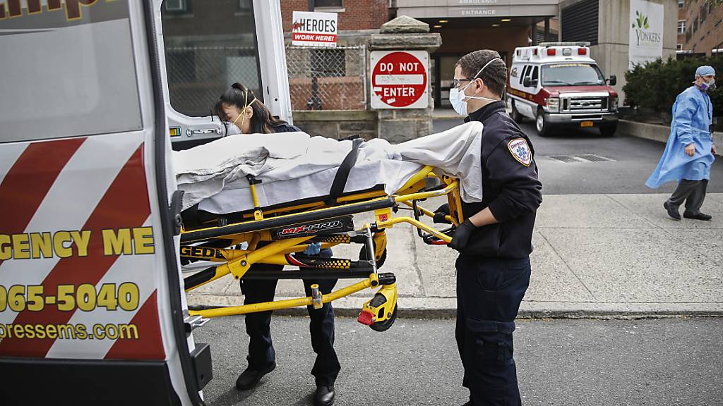 Ein Corona-Patient wird in Yonkers im Bundesstaat New York in eine Ambulanz verladen. Es liegen immer weniger Menschen wegen Covid-19 in den Spitälern. (Archivbild)