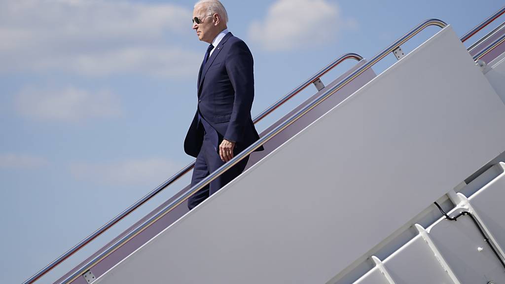 Joe Biden, US-Präsident, steigt aus der Air Force One. Foto: Evan Vucci/AP/dpa