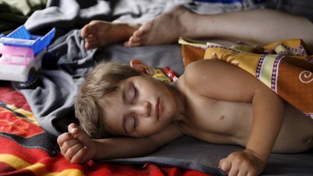 Einen so friedlichen Schlaf wie dieser Junge dürften in der Schweiz nur wenige Menschen gefunden haben: In Tropennächten wälzen sich viele Menschen schlaflos in ihren Betten.
