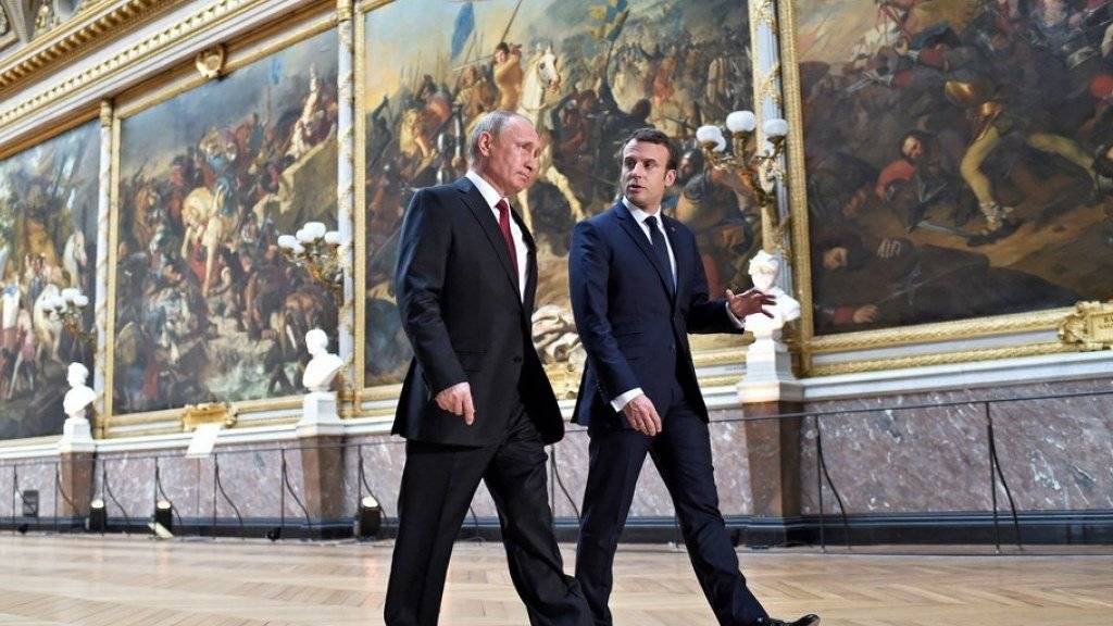 Im Schloss von Versailles haben sich Frankreichs neuer Staatschef Emmanuel Macron (rechts) und der russische Präsident Wladimir Putin erstmals zu Gesprächen getroffen.