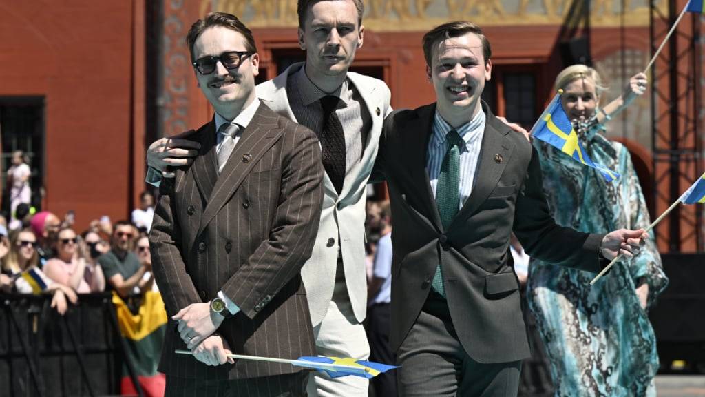 Das Comedy- und Musiktrio KAJ will einen kühlen Kopf bewahren, wie es am Ende des ESC-Eröffnungsumzugs durch die Stadt Basel sagte. Die Gruppe tritt für Schweden an und gilt als Favorit. (KEYSTONE/Peter Schneider)