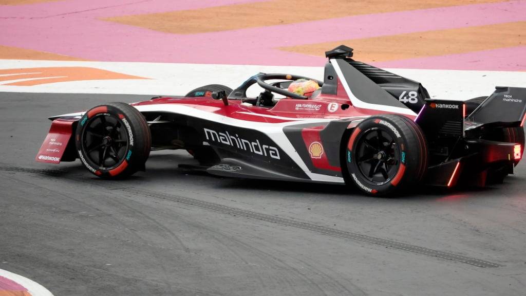 Edoardo Mortara fährt um die Kurve