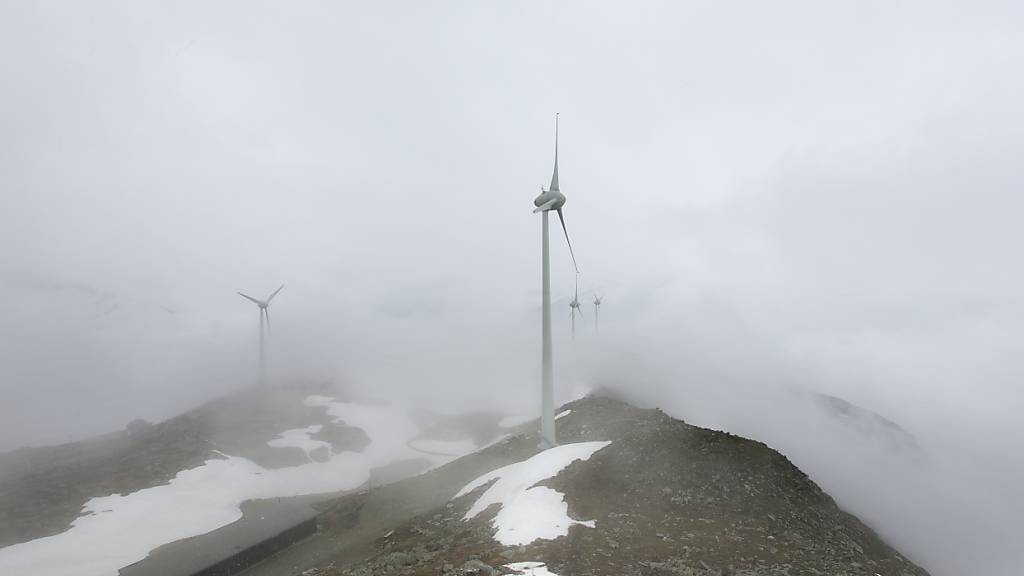 Blick auf den bestehenden, auf 2300 Meter über Meer gelegenen Windpark auf dem Gütsch bei Andermatt UR. (Archivaufnahme)