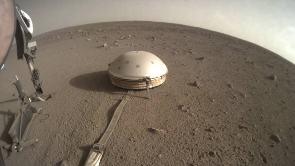 Das Seismometer «SEIS» unter seiner Schutzhaube auf der Marsoberfläche. Seit seiner Inbetriebnahme hat es 450 Marsbeben aufgezeichnet.