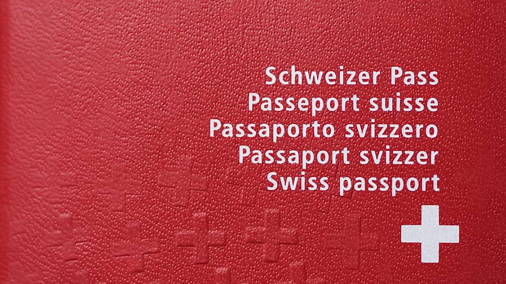 Die Stadt Zürich kommt jungen Einbürgerungswilligen entgegen. Sie erlässt die kommunalen Gebühren für den Schweizer Pass. (Symbolbild)