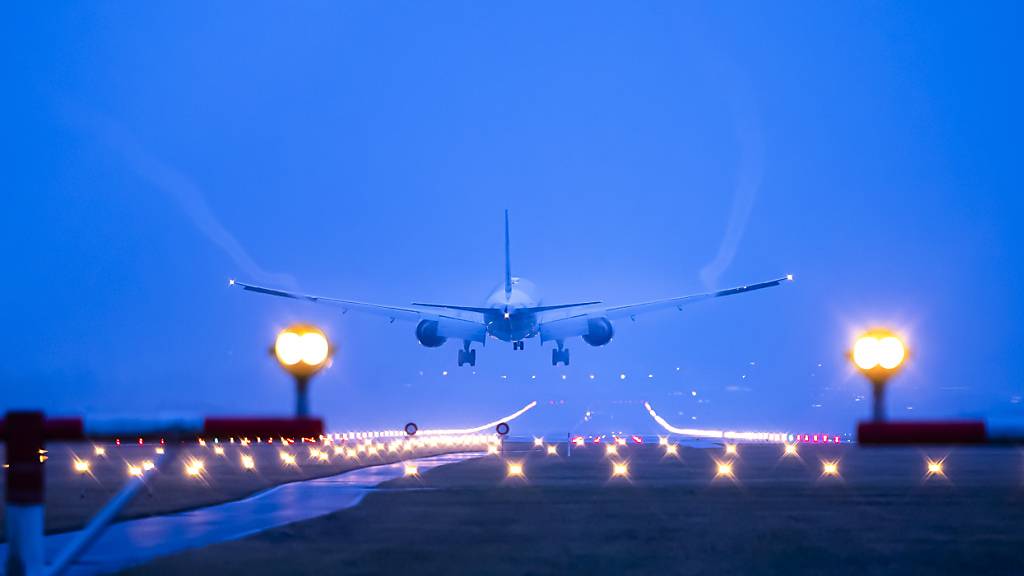 Wegen technischer Probleme bei der Flugsicherung Skyguide heben derzeit am Flughafen Zürich keine Flugzeuge mehr ab. Die Kapazität für Landungen ist um die Hälfte reduziert. (Archivbild)