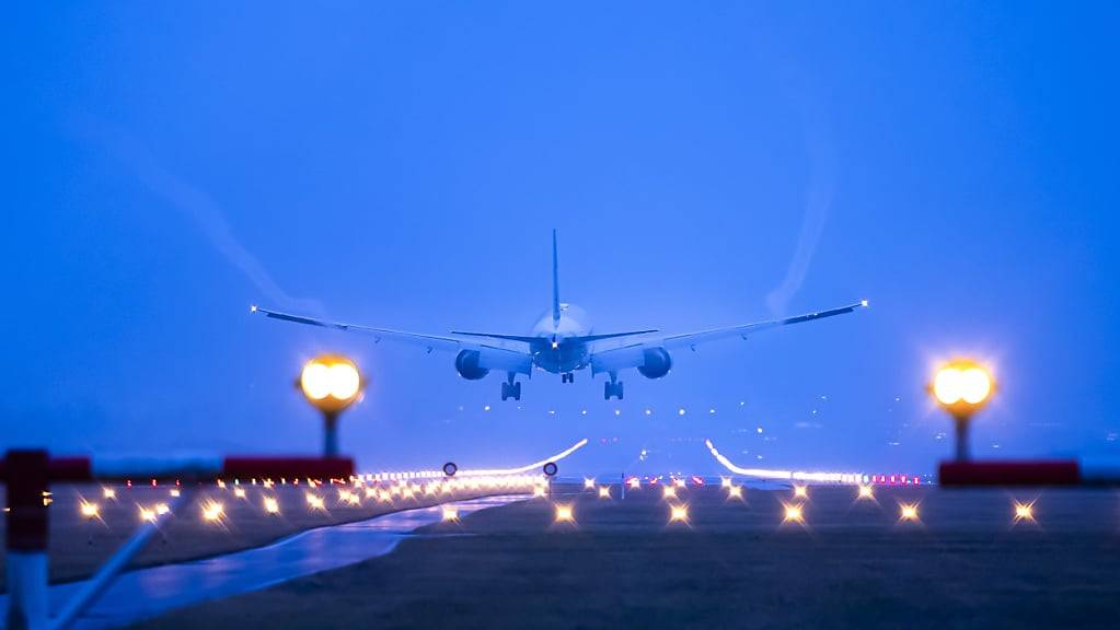 Wegen technischer Probleme bei der Flugsicherung Skyguide heben derzeit am Flughafen Zürich keine Flugzeuge mehr ab. Die Kapazität für Landungen ist um die Hälfte reduziert. (Archivbild)