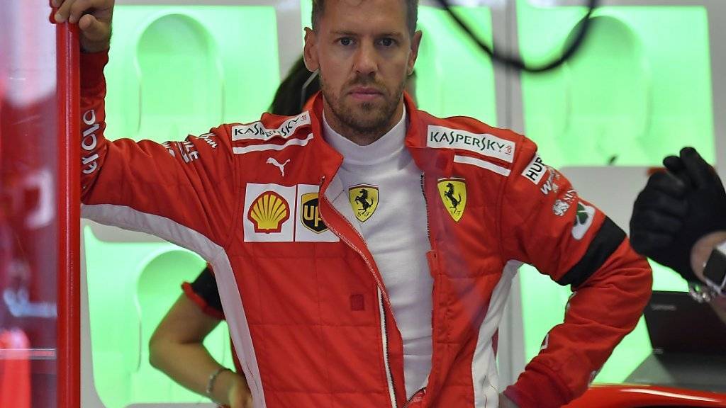Sebastian Vettel bewegt sich im Ferrari mit Lewis Hamilton im Mercedes auf Augenhöhe