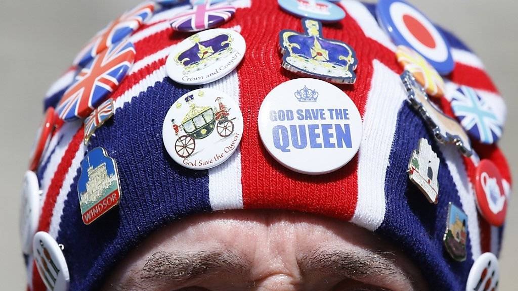 Queen-Fan John Loughrey ist bereit: Bereits am Tag vor dem Geburtstag der britischen Königin versammeln sich ihre Anhänger vor Schloss Windsor.