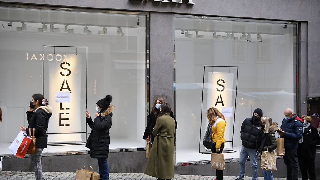 Lockdowns in vielen Ländern haben den Zara-Mutterkonzern Inditex im abgelaufenen Geschäftsjahr reichlich Umsatz gekostet und einen Gewinneinbruch eingebrockt. (Archivbild)