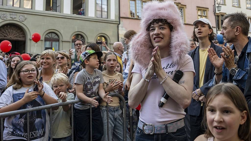 Grosser Andrang in Biel: Nemo (im rosa Kostüm, rechte Mitte) lässt sich in seiner Heimatstadt feiern.