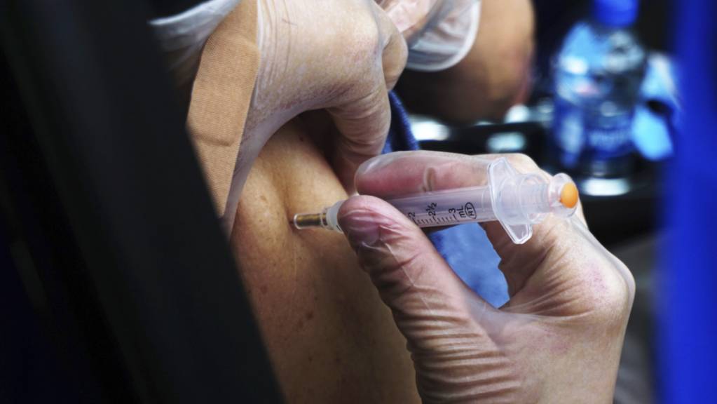 Eine Person erhält einen Covid-19-Impfstoff an einer regionalen Impfstation im US-Bundesstaat Texas. Foto: Miguel Roberts/The Brownsville Herald/AP/dpa/Archiv