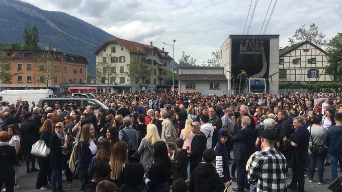 3500 Leute trauern um verstorbenen David