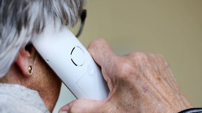 Telefonbetrüger zocken Seniorinnen und Senioren ab