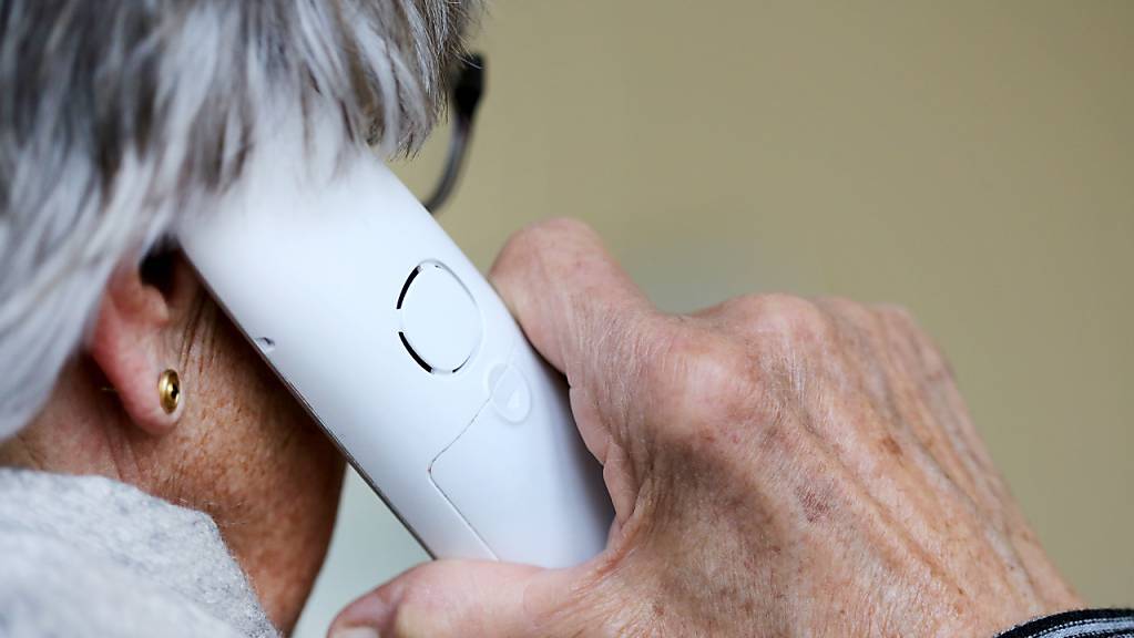 Die Telefonbetrüger haben es vor allem auf ältere Menschen abgesehen. (Symbolbild)