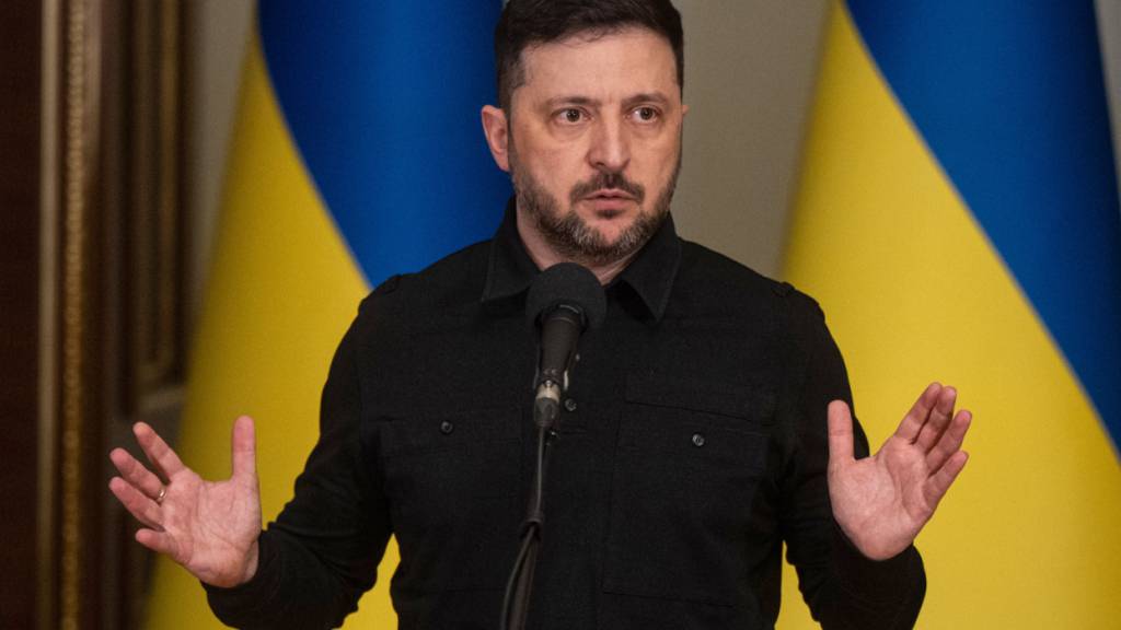 ARCHIV - Wolodymyr Selenskyj, Präsident der Ukraine, spricht während eines Briefings. Foto: Danylo Antoniuk/AP/dpa