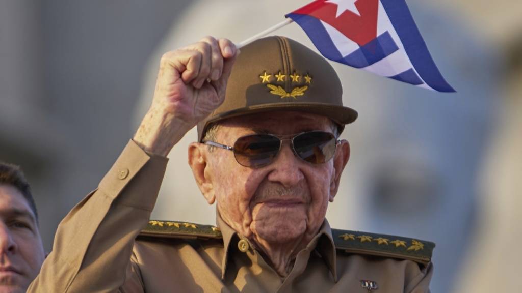 ARCHIV - Raúl Castro schwenkt eine kubanische Nationalflagge während der Parade zum 1. Mai auf dem Platz der Revolution in Havanna. Foto: Ramon Espinosa/AP/dpa (Archivbild)