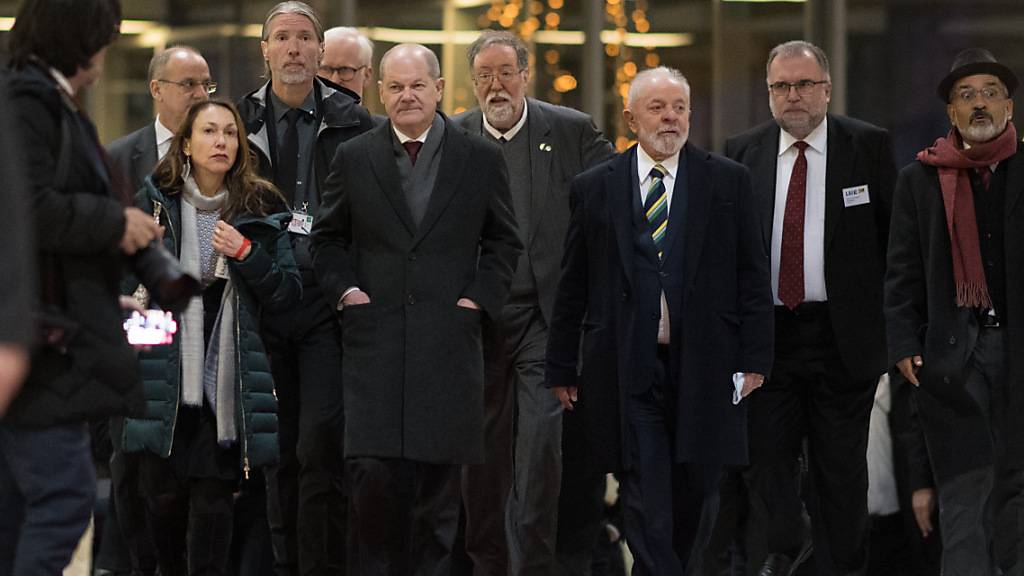 Bundeskanzler Olaf Scholz (l, SPD) und Luiz Inacio Lula da Silva, Präsident von Brasilien, kommen zum Deutsch-Brasilianischen Wirtschaftsforum der Deutsche Industrie- und Handelskammer (DIHK). Mit einem Handelsvolumen von etwa 18 Milliarden Euro steht Brasilien auf Platz 29 der Handelspartner Deutschlands. Foto: Sebastian Christoph Gollnow/dpa