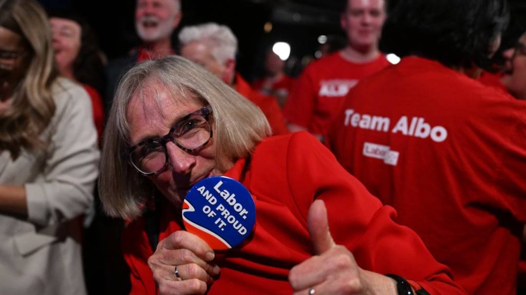 Labor-Anhänger feiern in Hurlstone Park den Wahlsieg. Foto: Dean Lewins/AAP/dpa