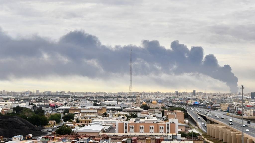 ARCHIV - Rauch steigt aus dem internationalen Flughafen von Kuwait nach einem Drohnenangriff auf ein Treibstofflager auf. Foto: Uncredited/AP/dpa