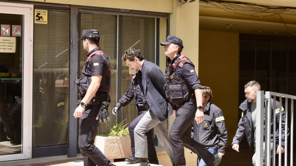 Jonathan Andic (2.v.l), Sohn des Mango-Gründers, bei seiner Ankunft am Untersuchungsgericht Nr. 5 von Martorell in Katalonien. Foto: David Oller/Europa Press/dpa - ACHTUNG: Person(en) wurde(n) aus rechtlichen Gründen gepixelt
