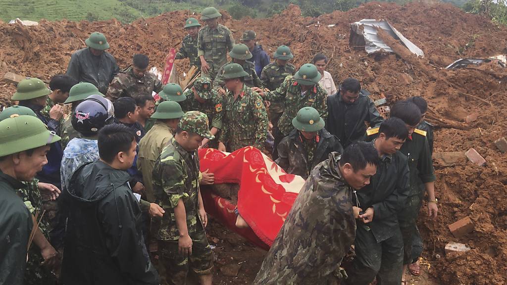 Armeeoffiziere bergen in der Provinz Quang Tri eine Leiche. Foto: Tran Le Lam/VNA/AP/dpa