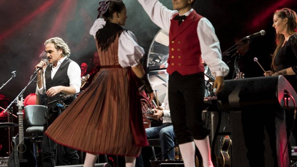 Stephan Eicher (l) singt am 1. August am Festival Rock Oz'Arènes in Avenches VD zusammen mit Heidi Happy (r) (Archiv)