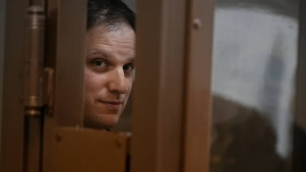 ARCHIV - Evan Gershkovich, Russlandkorrespondent des «Wall Street Journal», steht in der Zelle eines Gerichtssaals des Moskauer Stadtgerichts. Foto: Alexander Zemlianichenko/AP/dpa