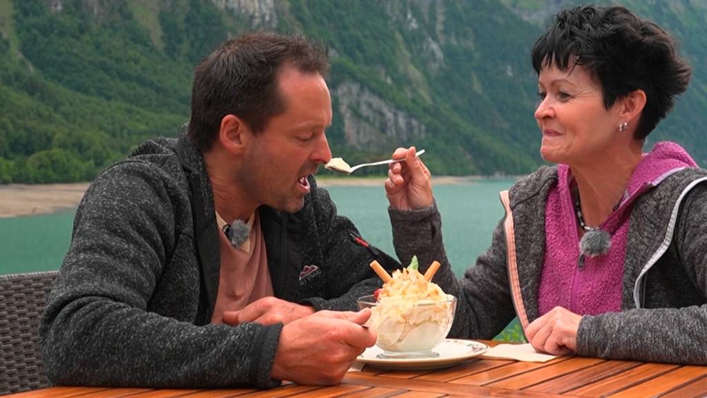 Beim Glace-Genuss gehts zwischen Astrid und Fridli neckisch zu und her