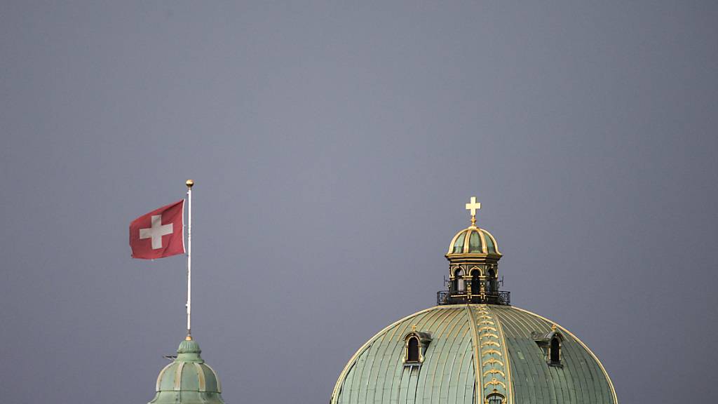 Vor allem aus dem Privatleben nährt sich die grosse Zufriedenheit in der Bevölkerung der Schweiz. (Archivaufnahme vom Bundeshaus in Bern, 2015 - mit Gewitterwolken im Hintergrund)
