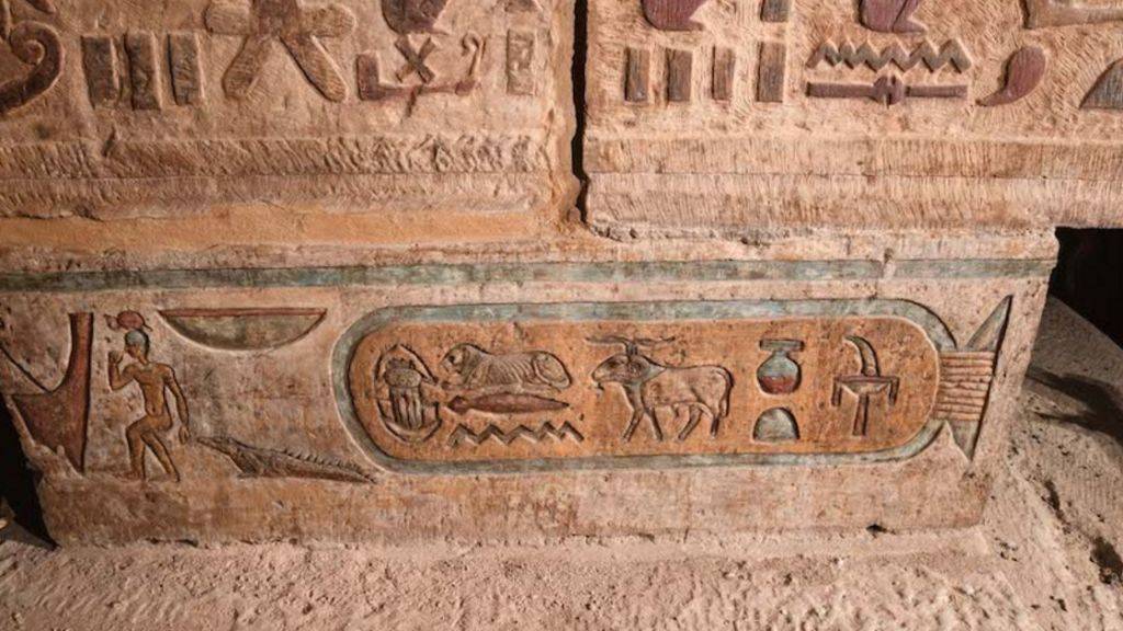 Ein restaurierter Säulenabakus im ägyptischen Tempel Esna.