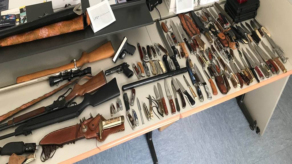 Diverse Schusswaffen und über siebzig Messer hat die Polizei in der Wohnung des Mannes gefunden.