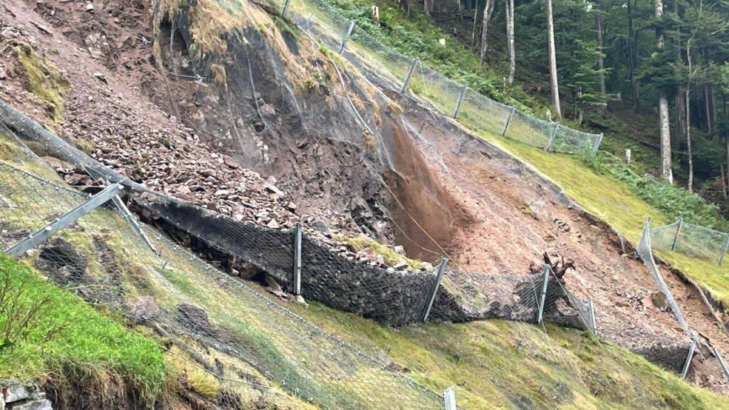 Im Erdrutschgebiet von Schwanden GL hat sich die Gefahr weiterer Rutsche wegen der Wetterlage zugespitzt.