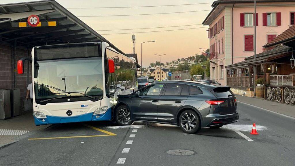 Auto prallt in Root LU nach Kollision gegen einen Linienbus