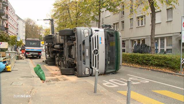 Lastwagen im Seefeld umgekippt