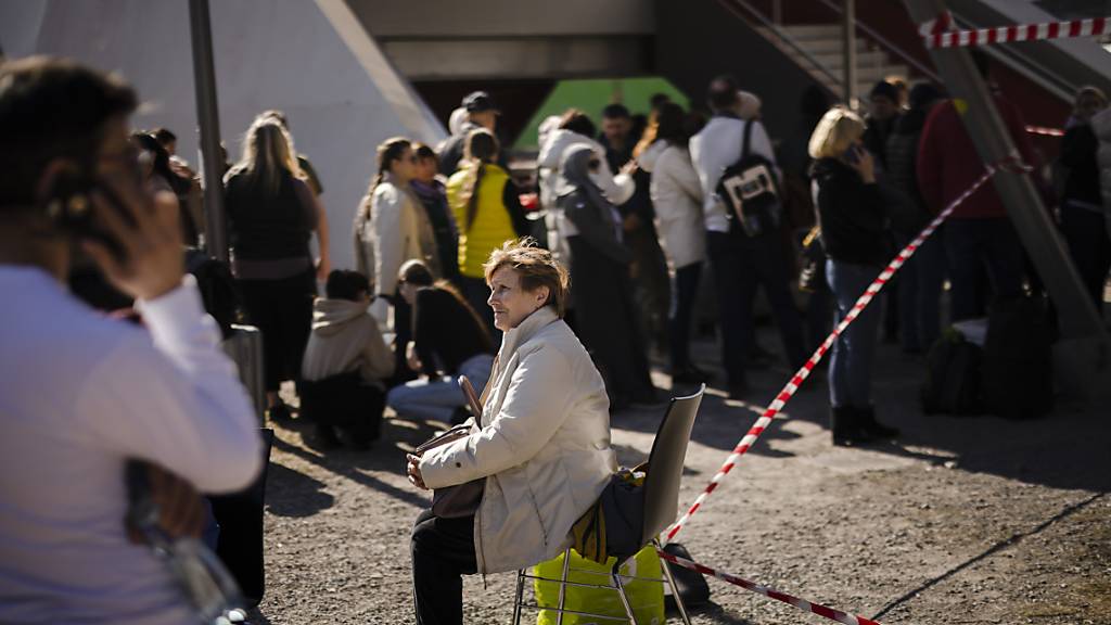 Das lange Warten vor dem Bundesasylzentrum Zürich soll ein Ende haben. Die Stadt Aarau stellt Flüchtenden aus der Ukraine Wohnungen in der Alterssiedlung der Pflegeheime zur Verfügung. (Archivbild)
